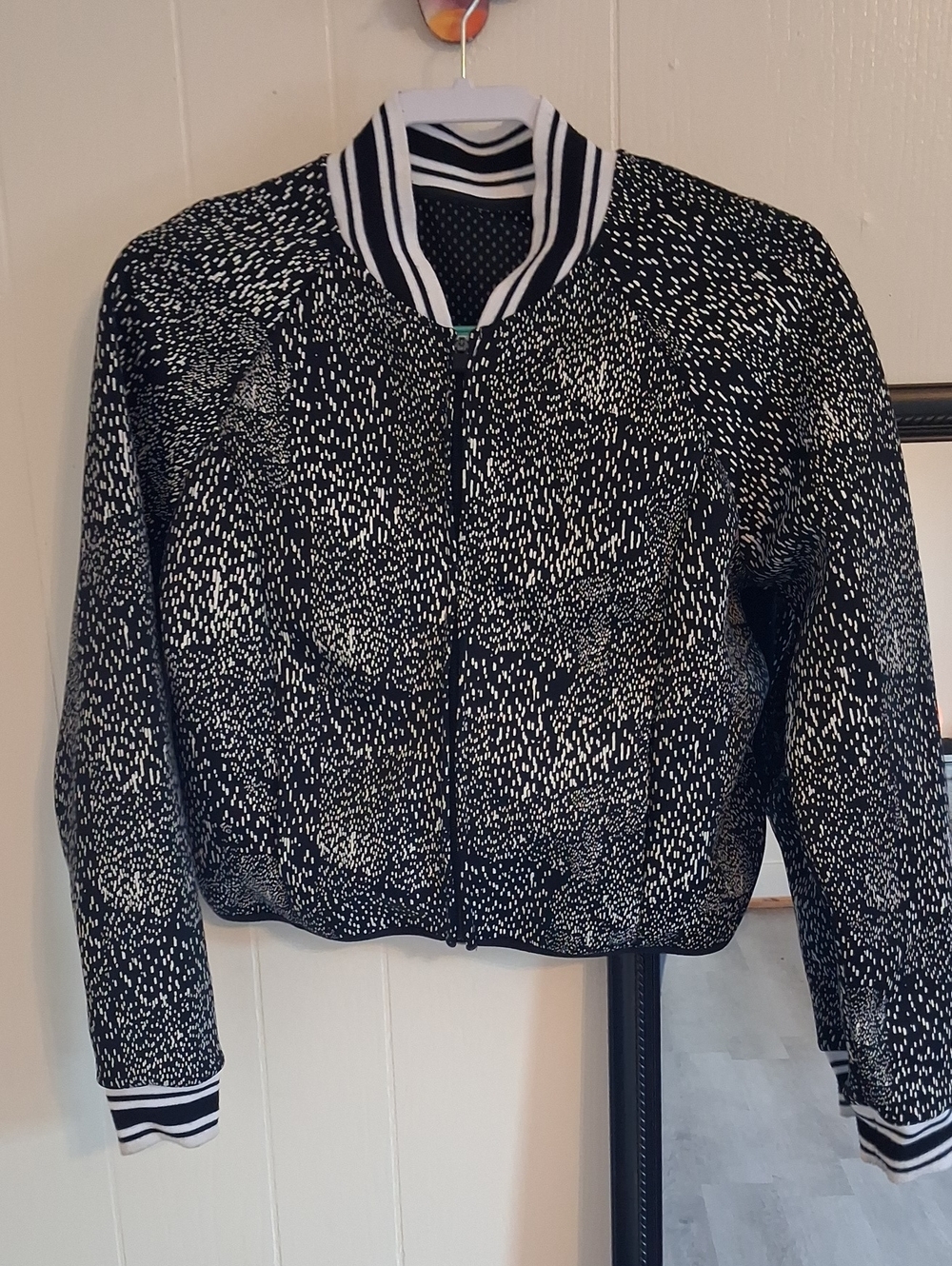 Black & White Patterned Athleisure Jacket Fabletics